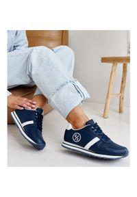 Granatowe sneakersy damskie Cross Jeans niebieskie. Nosek buta: okrągły. Kolor: niebieski. Materiał: guma