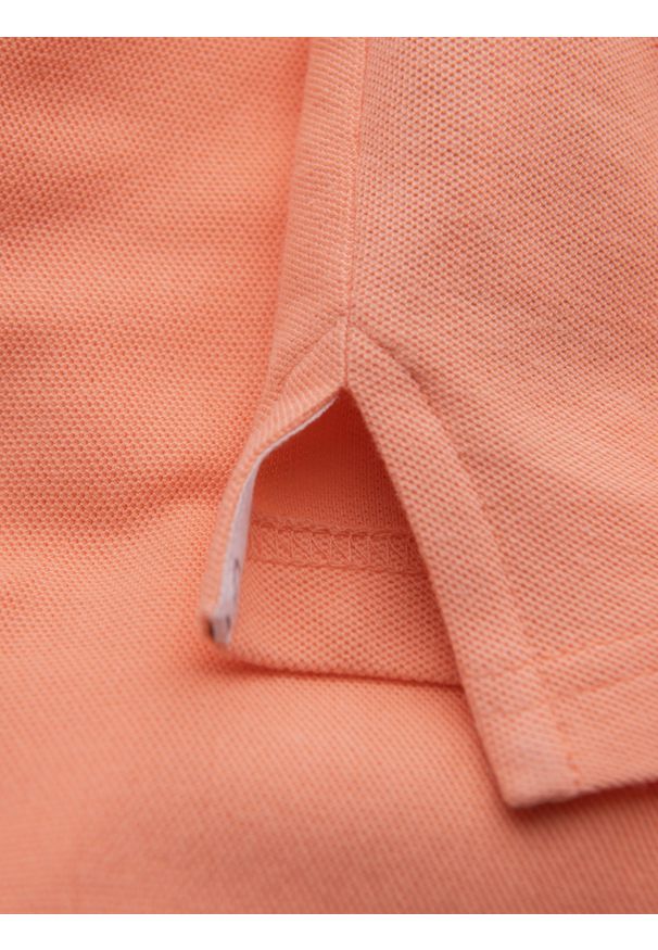 Ombre Clothing - Męska koszulka polo jednokolorowa BASIC z dzianiny pique - brzoskwiniowa V19. Okazja: na co dzień. Typ kołnierza: polo. Kolor: pomarańczowy. Materiał: dzianina. Wzór: haft, aplikacja, jednolity. Styl: sportowy, wizytowy, casual