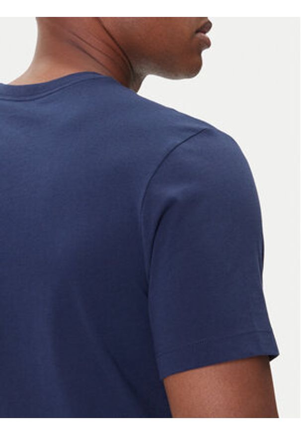 Nike T-Shirt CJ0921 414 Czarny Regular Fit. Kolor: czarny. Materiał: bawełna