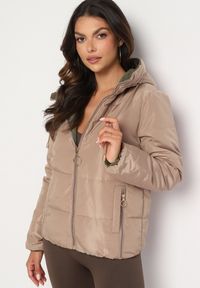 Born2be - Beżowa Dwustronna Pikowana Kurtka z Kapturem Ściągana przy Rękawach Nevelas. Okazja: na spacer, na co dzień. Typ kołnierza: kaptur. Kolor: beżowy. Materiał: jeans. Wzór: aplikacja. Styl: casual, elegancki, sportowy #1