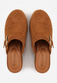 Renee - Brązowe Klapki Chodaki na Słupku z Cholewką z Nitami i Paskiem z Klamerką Jinnor. Kolor: brązowy. Materiał: zamsz. Wzór: ażurowy, haft. Sezon: lato. Obcas: na słupku. Styl: boho, rockowy. Wysokość obcasa: średni #2