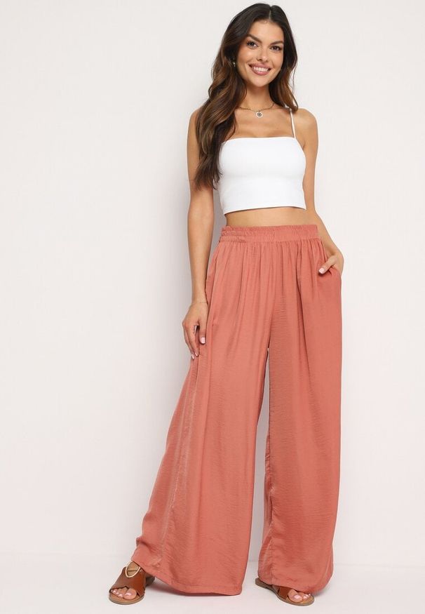 Born2be - Pomarańczowe Spodnie z Wiskozą i Wysokim Stanem i Gumką w Talii Kelevevia. Okazja: na co dzień. Stan: podwyższony. Kolor: pomarańczowy. Materiał: wiskoza. Długość: długie. Styl: klasyczny, casual