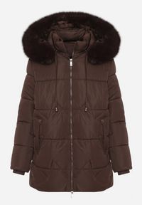 Born2be - Brązowa Pikowana Kurtka z Kapturem z Futerkiem w Klasycznym Stylu Mindrie. Okazja: na spacer, na co dzień. Typ kołnierza: kaptur. Kolor: brązowy. Materiał: futro. Wzór: aplikacja. Styl: klasyczny #2