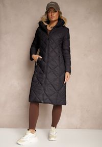 Renee - Czarna Kurtka Pikowana o Długim Kroju z Kapturem Erivana. Okazja: na co dzień. Typ kołnierza: kaptur. Kolor: czarny. Materiał: jeans. Długość: długie. Styl: casual, elegancki