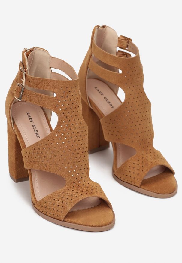 Born2be - Brązowe Sandały na Słupkowym Obcasie z Perforacją Lyrique. Okazja: na spotkanie biznesowe, na spacer. Kolor: brązowy. Materiał: len. Obcas: na obcasie. Styl: biznesowy, elegancki. Wysokość obcasa: średni