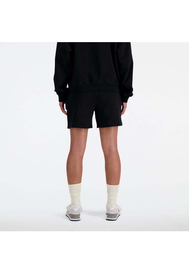 Spodenki damskie New Balance WS41508BK – czarne. Stan: podwyższony. Kolor: czarny. Materiał: dresówka, bawełna. Długość: krótkie. Wzór: ze splotem