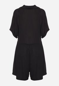Born2be - Czarny Wiskozowy Kombinezon z Koszulową Górą Zapinany na Guziki z Krótkimi Spodniami Vikota. Kolor: czarny. Materiał: wiskoza. Długość rękawa: krótki rękaw. Długość: krótkie. Sezon: wiosna, lato #4