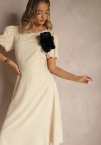 Renee - Beżowa Rozkloszowana Sukienka Vices Ozdobiona Odpinanym Kwiatem 3D Koleira. Okazja: na co dzień. Kolor: beżowy. Wzór: aplikacja, kwiaty. Styl: klasyczny, casual #8