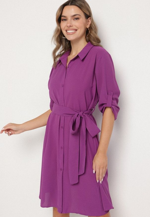 Born2be - Fioletowa Rozkloszowana Mini Sukienka Zapinana na Guziki z Materiałowym Paskiem Vleco. Kolor: fioletowy. Materiał: materiał. Długość: mini