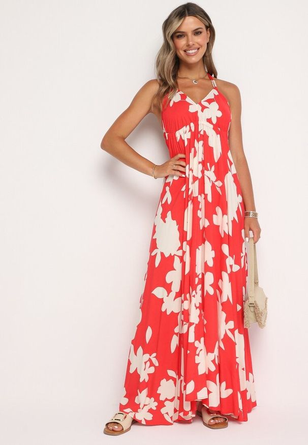 Born2be - Czerwona Rozkloszowana Sukienka z Wiskozy na Ramiączkach w Kwiaty Nansora. Okazja: na co dzień. Kolor: czerwony. Materiał: wiskoza. Długość rękawa: na ramiączkach. Wzór: kwiaty. Styl: casual, elegancki