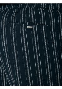 Big-Star - Szorty męskie z domieszką lnu granatowe Gofrisz 403. Okazja: na co dzień, na spacer. Kolor: niebieski. Materiał: len. Wzór: prążki. Sezon: lato. Styl: elegancki, klasyczny, wakacyjny, casual #2