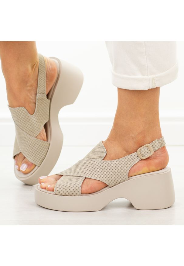 Beżowe skórzane sandały damskie na platformie S.Barski 7005. Okazja: na co dzień. Zapięcie: pasek. Kolor: beżowy. Materiał: skóra, zamsz. Sezon: wiosna, lato. Obcas: na platformie. Styl: casual