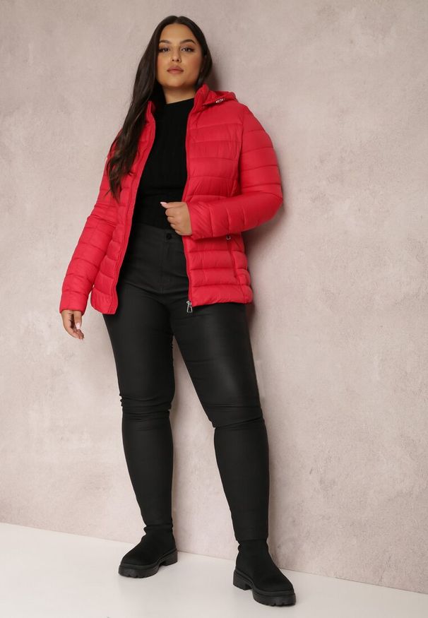 Renee - Czerwona Kurtka Pikowana Jyva. Kolekcja: plus size. Kolor: czerwony. Materiał: materiał, tkanina. Długość rękawa: długi rękaw. Długość: długie. Sezon: zima, jesień