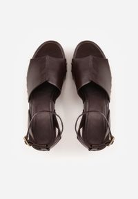 Born2be - Ciemnobrązowe Sandały na Koturnie i Platformie Ozdobione Nitami Rhethe. Okazja: na co dzień. Zapięcie: sprzączka. Kolor: brązowy. Materiał: jeans. Wzór: aplikacja. Sezon: wiosna, lato. Obcas: na koturnie. Styl: casual, elegancki #6