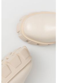 Truffle Collection Kozaki damskie kolor kremowy na platformie. Nosek buta: okrągły. Kolor: beżowy. Materiał: guma. Szerokość cholewki: normalna. Obcas: na platformie #2