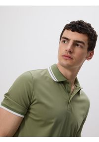 Reserved - Polo regular fit z wiskozą - jasnozielony. Typ kołnierza: polo. Kolor: zielony. Materiał: wiskoza