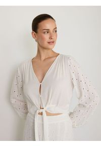 Reserved - Bluzka z ozdobnym wiązaniem - biały. Kolor: biały. Materiał: wiskoza #1