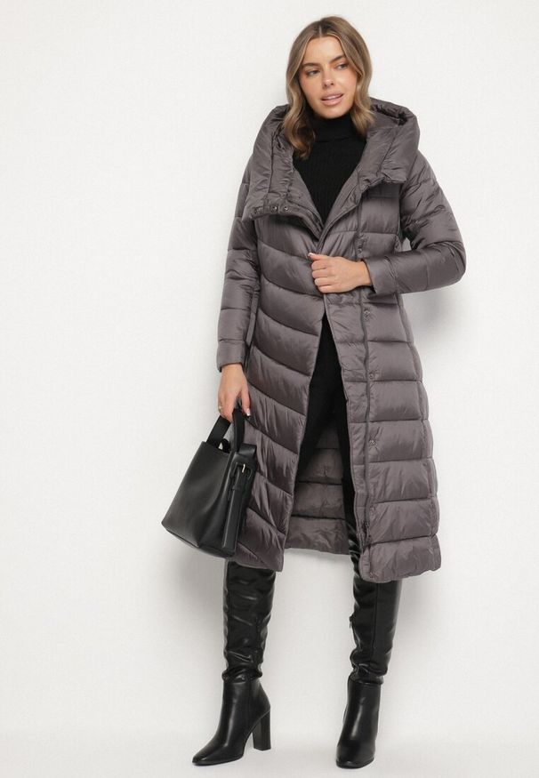 Born2be - Szara Długa Pikowana Kurtka Płaszcz z Kapturem i Ozdobnymi Suwakami Vlemika. Typ kołnierza: kaptur. Kolor: szary. Długość: długie