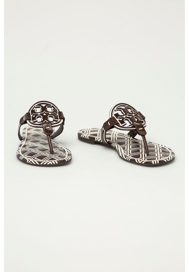 Tory Burch - Japonki skórzane. Kolor: brązowy. Materiał: skóra. Wzór: gładki