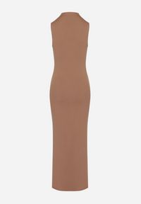 Born2be - Ciemnobeżowa Dopasowana Sukienka z Wełną Zdobiona Marszczeniem i Rozcięciem Lisarea. Okazja: na co dzień. Kolor: beżowy. Materiał: wełna. Wzór: aplikacja. Sezon: lato. Typ sukienki: dopasowane. Styl: casual, klasyczny #3