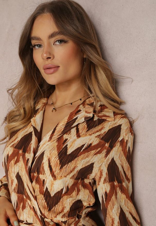 Renee - Beżowo-Brązowa Sukienka Kopertowa w Geometryczny Wzór Elavelle. Okazja: na co dzień, na imprezę. Kolor: beżowy. Materiał: materiał. Długość rękawa: długi rękaw. Wzór: geometria. Typ sukienki: kopertowe. Styl: casual, klasyczny