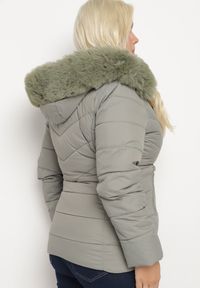 Born2be - Ciemnozielona Pikowana Kurtka z Odpinanym Kapturem z Futerkiem Savessia. Okazja: na spacer. Kolekcja: plus size. Kolor: zielony. Materiał: futro. Wzór: aplikacja. Styl: elegancki #4