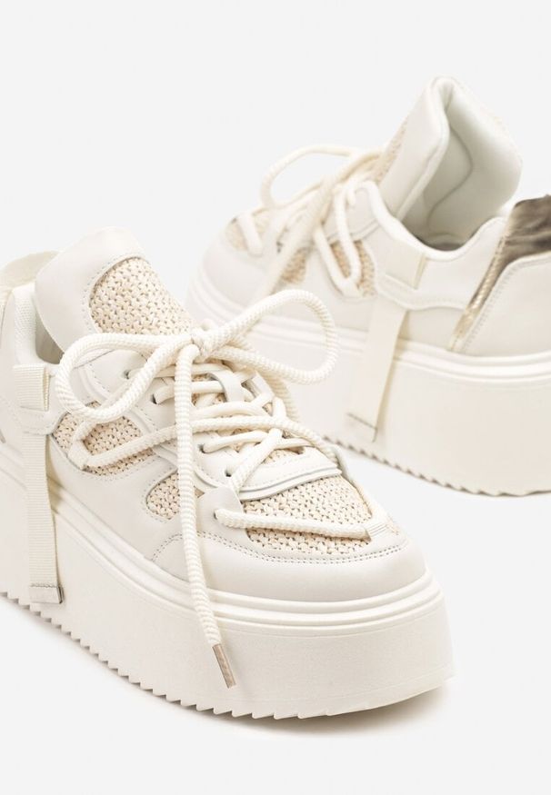 Renee - Beżowo-Białe Sneakersy na Platformie Ozdobione Sznurowaniem Vilvia. Okazja: na co dzień. Kolor: beżowy. Materiał: jeans. Wzór: aplikacja. Obcas: na platformie