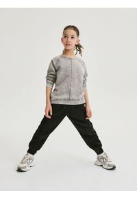 Reserved - Longsleeve oversize z efektem sprania - jasnoszary. Kolor: szary. Materiał: dzianina, bawełna. Długość rękawa: długi rękaw