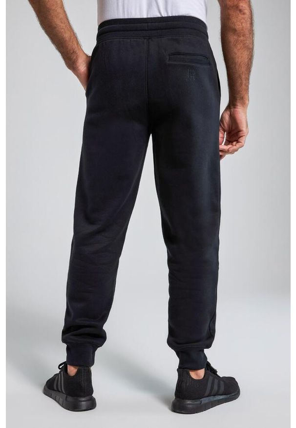 JAY-PI - Męskie Spodnie dresowe ściągane sznurkiem nowoczesny krój do roz. 8XL. Kolekcja: plus size. Kolor: czarny. Materiał: materiał, poliester, bawełna. Długość: długie
