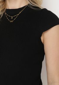 Born2be - Czarna Bluzka Krótki Rękaw z Prążkowanej Dzianiny Ailpera. Okazja: na co dzień. Kolor: czarny. Materiał: dzianina, prążkowany. Długość rękawa: krótki rękaw. Długość: krótkie. Styl: klasyczny, casual