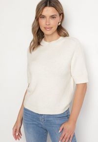 Born2be - Jasnobeżowy Sweter z Wełną z Krótkim Rękawem Dannoria. Okazja: na co dzień. Kolor: beżowy. Materiał: wełna. Długość rękawa: krótki rękaw. Długość: krótkie. Styl: elegancki, casual