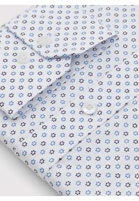 Pako Lorente - PAKO LORENTE – Biała koszula niebieskie trójkąty. Okazja: na co dzień, na imprezę. Typ kołnierza: button down. Kolor: niebieski, biały, wielokolorowy. Długość: długie. Wzór: gładki, nadruk, kwiaty. Materiał: tkanina, elastan, włókno, materiał, bawełna, skóra, jeans. Długość rękawa: długi rękaw. Sezon: wiosna, lato. Styl: casual, elegancki #5