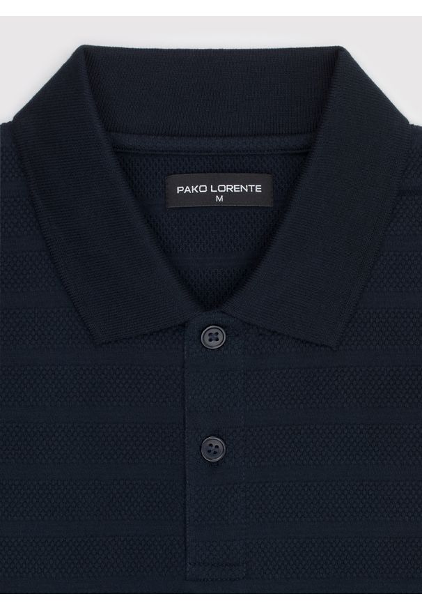 Pako Lorente - PAKO LORENTE - Granatowe bawełniane polo w prążki. Okazja: na co dzień. Typ kołnierza: polo. Kolor: niebieski, czarny. Materiał: bawełna. Długość rękawa: krótki rękaw. Długość: krótkie. Wzór: prążki. Styl: casual
