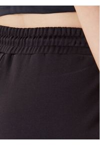 Guess Spodnie dresowe V5YB03 KCX22 Czarny Regular Fit. Kolor: czarny. Materiał: syntetyk