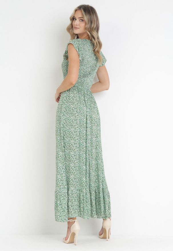 Born2be - Zielona Rozkloszowana Sukienka Maxi w Kwiaty Ocoletta. Kolor: zielony. Materiał: tkanina, wiskoza. Wzór: kwiaty. Długość: maxi