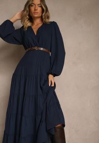 Renee - Granatowa Kopertowa Sukienka Vices o Rozkloszowanym Kroju Resvima. Okazja: na co dzień, na randkę. Typ kołnierza: dekolt w serek. Kolor: niebieski. Materiał: poliester, skóra. Typ sukienki: kopertowe. Styl: casual #4