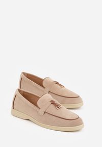 Renee - Ciemnobeżowe Mokasyny z Imitacji Zamszu z Zawieszką na Nosku Theophitos. Okazja: na spacer. Kolor: beżowy. Materiał: zamsz. Wzór: grochy. Styl: elegancki, retro #7