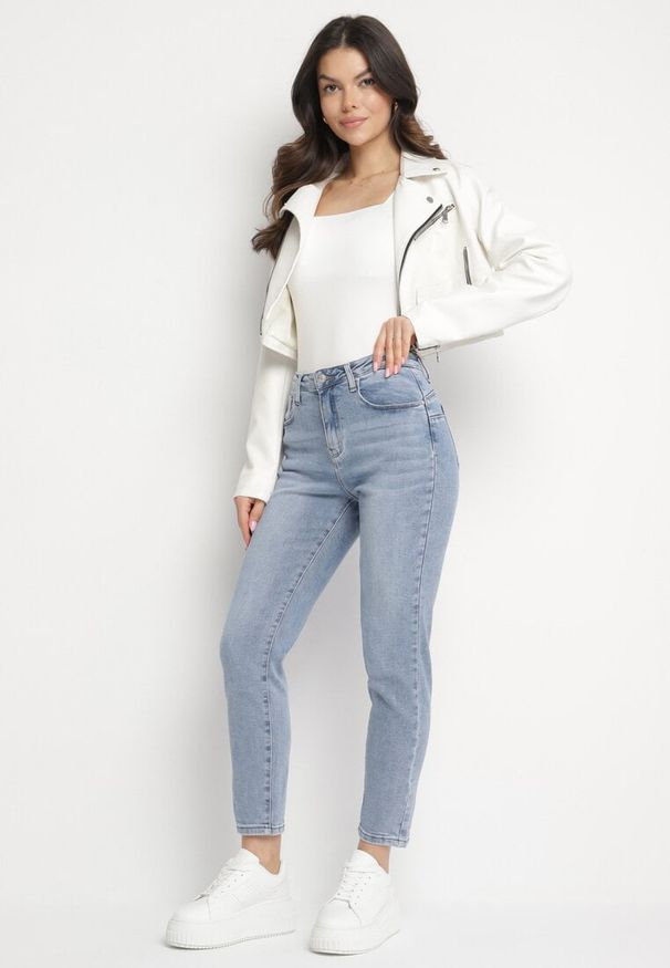 Born2be - Jasnoniebieskie Jeansy Mom Fit z Wysokim Stanem Delaweth. Okazja: na co dzień. Stan: podwyższony. Kolor: niebieski. Styl: elegancki, klasyczny, casual