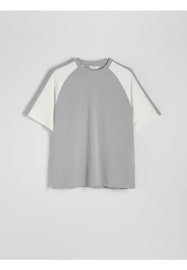 Reserved - T-shirt oversize z raglanowym rękawem - jasnoszary. Kolor: szary. Materiał: bawełna, dzianina. Długość rękawa: raglanowy rękaw