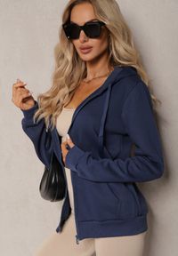Renee - Granatowa Bluza z Kapturem Harasphei. Okazja: na co dzień. Typ kołnierza: kaptur. Kolor: niebieski. Materiał: jeans, tkanina. Długość rękawa: długi rękaw. Długość: długie. Wzór: jednolity. Styl: sportowy, casual #3