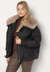 Born2be - Czarna Puchowa Kurtka Pikowana z Futrzanym Kołnierzem Lanivela. Okazja: na spotkanie biznesowe, do pracy, na co dzień. Kolekcja: plus size. Kolor: czarny. Materiał: puch, futro. Styl: biznesowy, casual