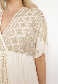Born2be - Jasnobeżowa Wiskozowa Sukienka z Kopertowym Dekoltem i Haftem z Metaliczną Nicią Emhiris. Okazja: na co dzień. Kolor: beżowy. Materiał: wiskoza. Długość rękawa: krótki rękaw. Wzór: haft. Typ sukienki: kopertowe. Styl: casual, klasyczny #3