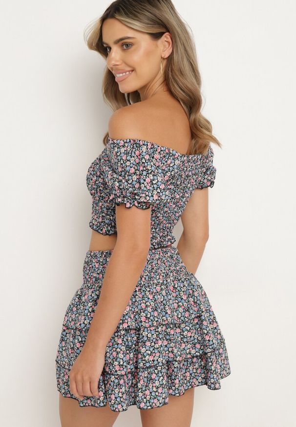 Born2be - Czarno-Różowy Komplet Bluzka Hiszpanka z Marszczonej Gumki Spódnica z Falbankami i Gumką w Pasie Testely. Kolor: czarny. Materiał: bawełna