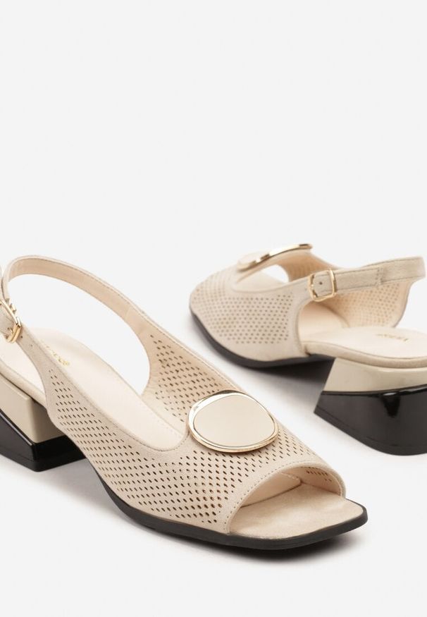 Born2be - Beżowe Ażurowe Sandały Vices na Słupku z Ozdobną Aplikacją Idanessa. Zapięcie: sprzączka. Kolor: beżowy. Materiał: materiał. Wzór: aplikacja, ażurowy. Sezon: lato. Obcas: na słupku. Styl: elegancki. Wysokość obcasa: średni