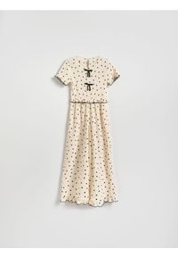 Reserved - Kombinezon w kropki - kremowy. Kolor: kremowy. Materiał: dzianina. Wzór: kropki #1