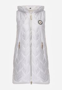 Born2be - Biała Przejściowa Kamizelka Pikowana o Długim Kroju z Kapturem i Naszywką Harmaste. Okazja: na co dzień. Typ kołnierza: kaptur. Kolor: biały. Materiał: jeans. Długość: długie. Wzór: aplikacja. Styl: casual #2