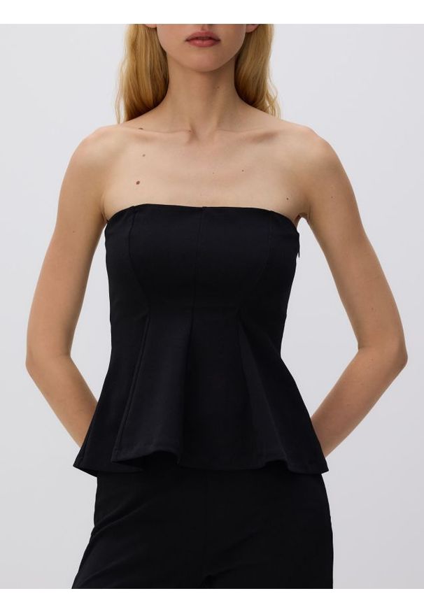 Reserved - Krótki top z zakładkami - czarny. Kolor: czarny. Materiał: dzianina. Długość: krótkie