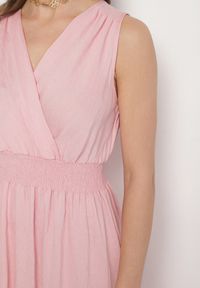 Born2be - Różowa Sukienka o Rozkloszowanym Kroju Bez Rękawów z Kopertowym Dekoltem Filoria. Typ kołnierza: dekolt kopertowy. Kolor: różowy. Długość rękawa: bez rękawów. Typ sukienki: kopertowe. Styl: elegancki #7