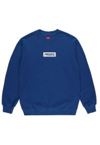 Bluza Prosto Klasyk Crewneck Bokz KL231MSWE1074 - niebieska. Okazja: na spacer, na co dzień. Kolor: niebieski. Materiał: materiał, bawełna. Wzór: aplikacja. Styl: casual, klasyczny. Sport: turystyka piesza #1