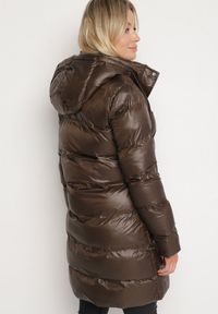 Born2be - Brązowa Pikowana Kurtka o Długim Kroju z Kapturem Kieszeniami i Dwustronnym Suwakiem Sanarose. Okazja: na spacer, na co dzień. Typ kołnierza: kaptur. Kolor: brązowy. Materiał: dzianina, jeans. Długość: długie. Wzór: aplikacja. Styl: casual, elegancki #5